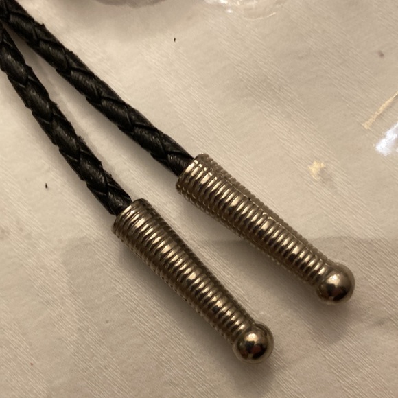 1989 Southwestern Cowboy Bull Skull Blk Red Silver Tone w/Metal Tipped Bolo Tie - Picture 4 of 4